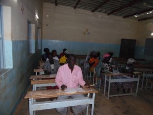 2016-12-soluyale-school-parents-following-french-course-at-soulyale-thanks-to-solar-panels
